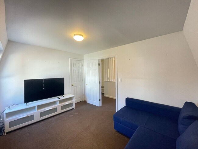 Building Photo - 60-62 Broadway