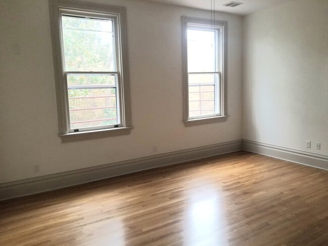 Building Photo - 2112 Monteiro Ave