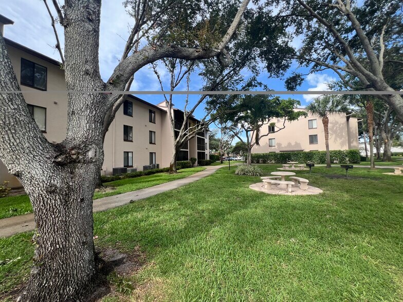Building Photo - 202 Foxtail Dr