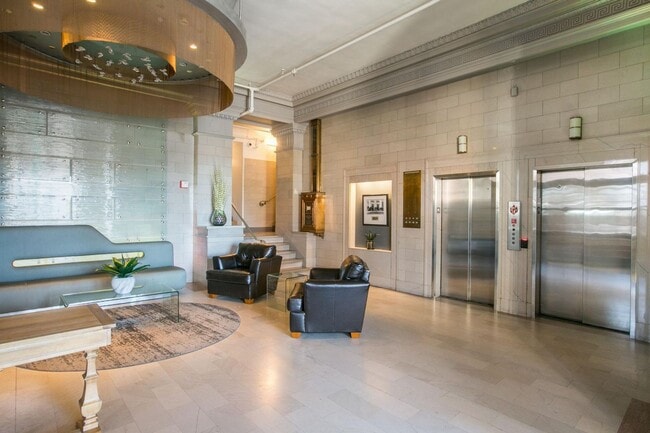 Building Photo - Eccentric 2 Bedroom 2.5 Bathroom Condo In ...
