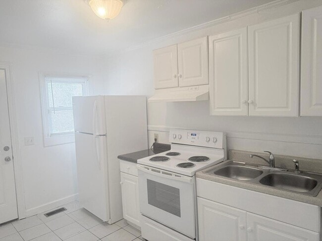 Building Photo - 1702 Gunter St