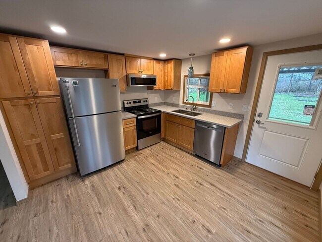 Building Photo - Private remodeled 2 bed home with huge fenced yard in Puyallup for rent now!