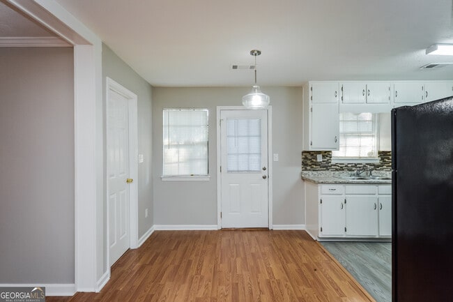 Building Photo - 619 Lakeridge Cir SE