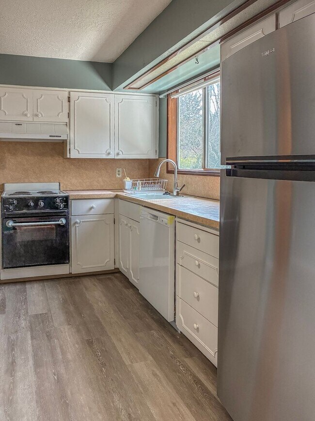 Building Photo - Beaverton Home Available ! Inquire today for a tour !