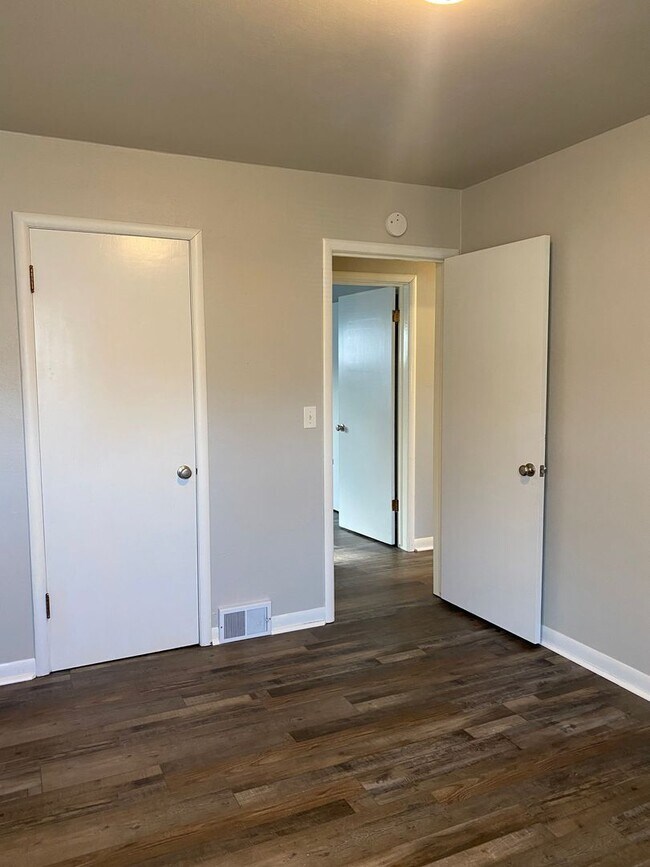 Building Photo - A must see!!! This spacious and newely upd...