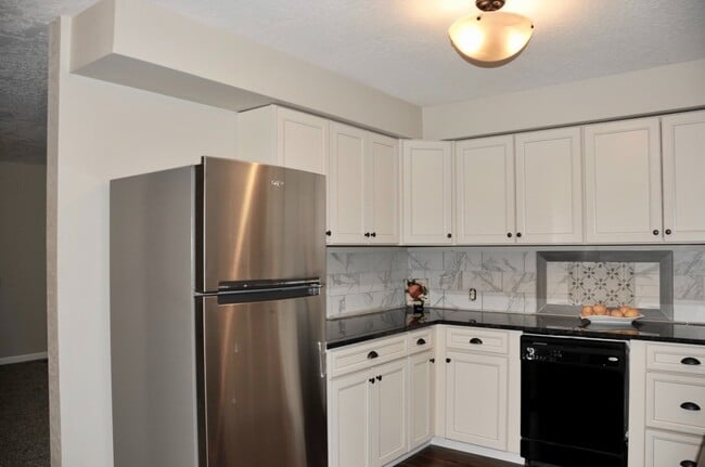 Building Photo - Sanders Beach: 5 bed 2 bath (split level) 4 car garage
