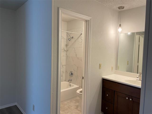 Building Photo - 2921 Village Crest Cir