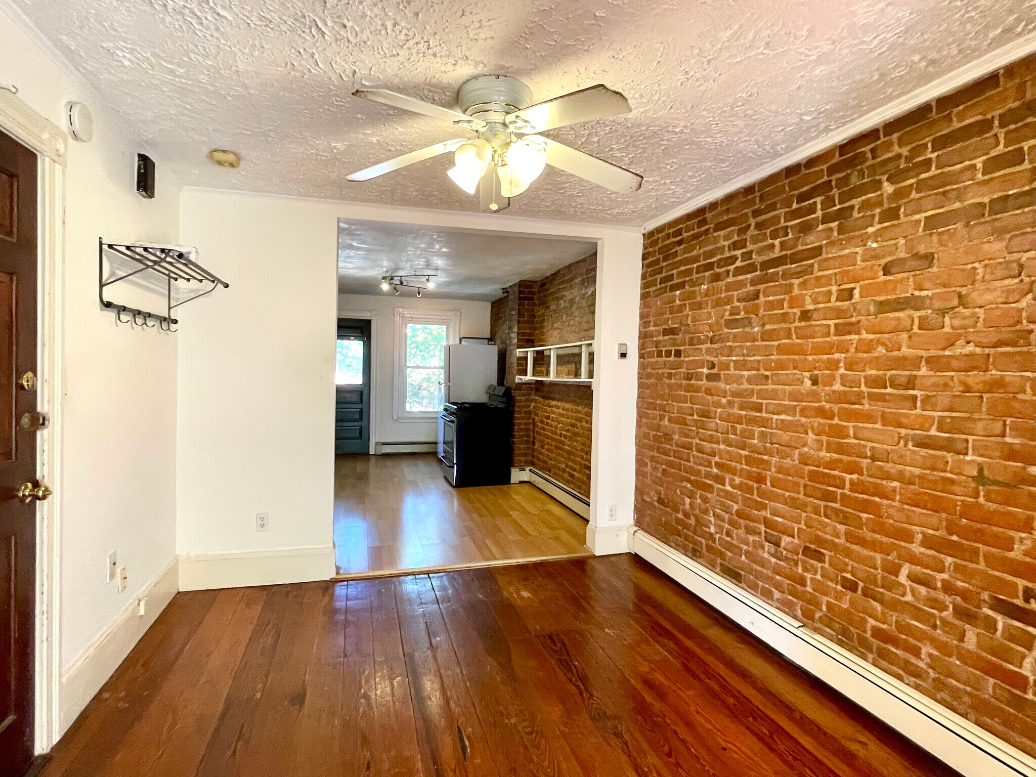 Building Photo - 14 Mead St