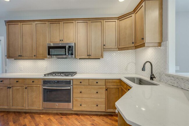 Building Photo - 1818 W 39th St