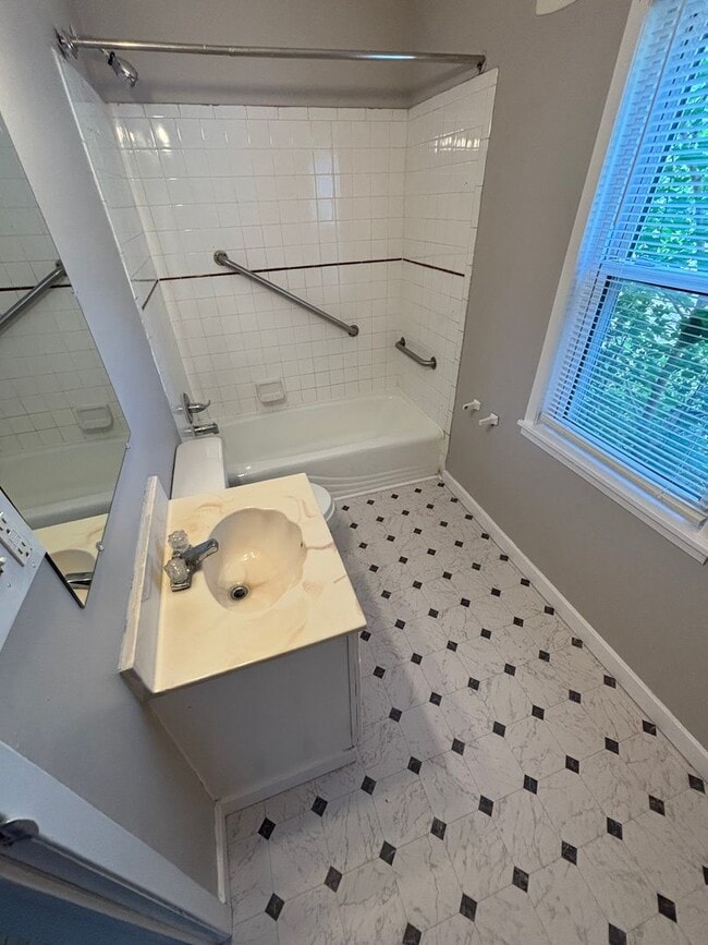 Building Photo - 3 bedrooms 2 bath house, Available sept 1st