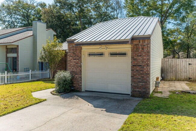 Building Photo - 101 Cedar Ridge Way