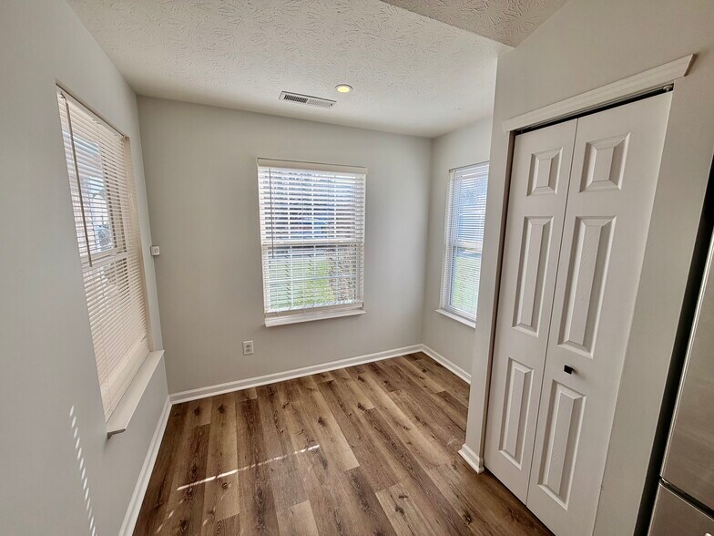 Building Photo - 3230 Monterey Dr