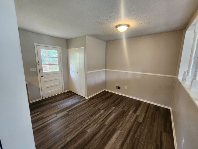 Building Photo - Updated 3 bedroom 1 bath in Fairdale with ...