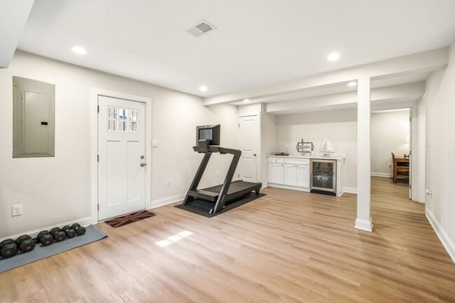 Building Photo - ELEGANT AND SPACIOUS 5 BEDROOM 3 FULL BATHROOM HOME IS AVAILABLE 3-1-2026  IN THE ROSEMARY HILLS ...