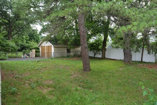 Building Photo - 14 Fairlawn Cir