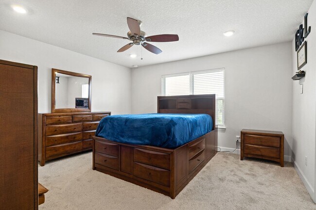 Building Photo - Stunning single-family 4bed/2.5 bath home