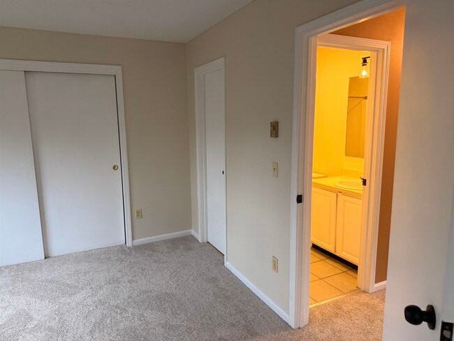 Building Photo - L4 Stonehedge Dr