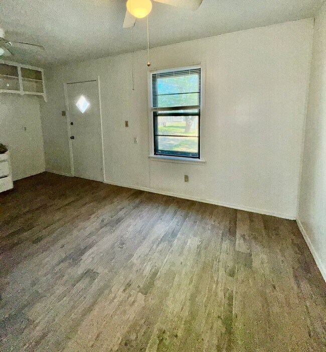 Building Photo - 3 Bedroom