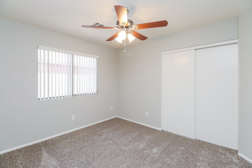 Building Photo - 1069 E Nardini St