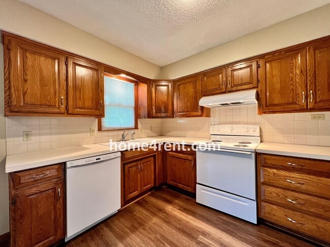 Building Photo - Cozy Duplex w/ Plenty of Space, LVP Flooring and a Fenced Yard!
