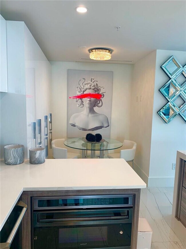 Building Photo - 350 SE 2nd St