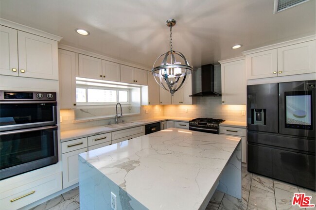 Building Photo - 1040 N Crescent Heights Blvd