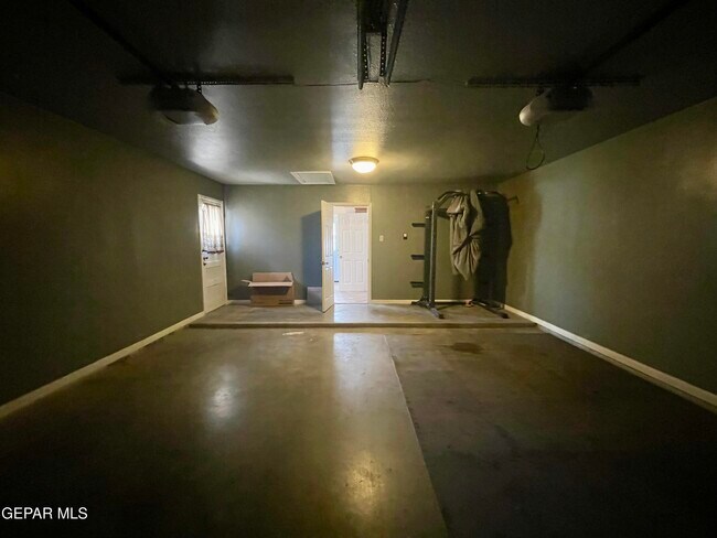 Building Photo - 9004 Lait Dr