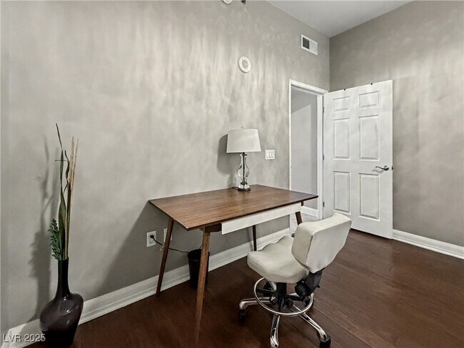 Building Photo - 150 S Las Vegas Blvd