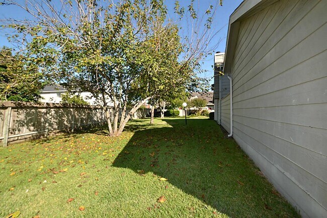 Building Photo - 13026 Wirevine Ln