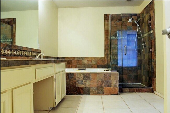 Building Photo - 2823 Plantation Wood Ln