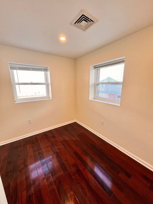 Building Photo - Two Bed Condo | Downtown Portsmouth | Off Street Parking | Washer/Dryer