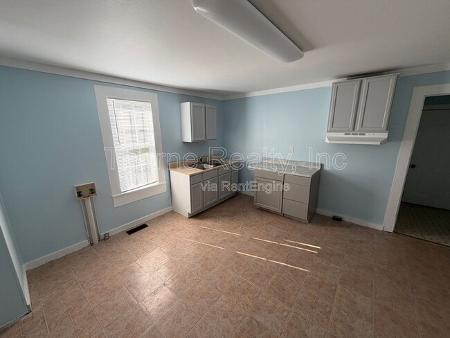 Building Photo - 722 Columbia Ave