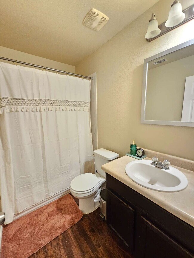 Building Photo - Charming 3-Bed Oasis in Lockhart with Styl...