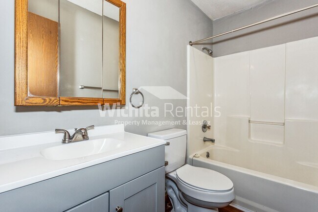 Building Photo - 3 bedroom 2 bath duplex in Derby