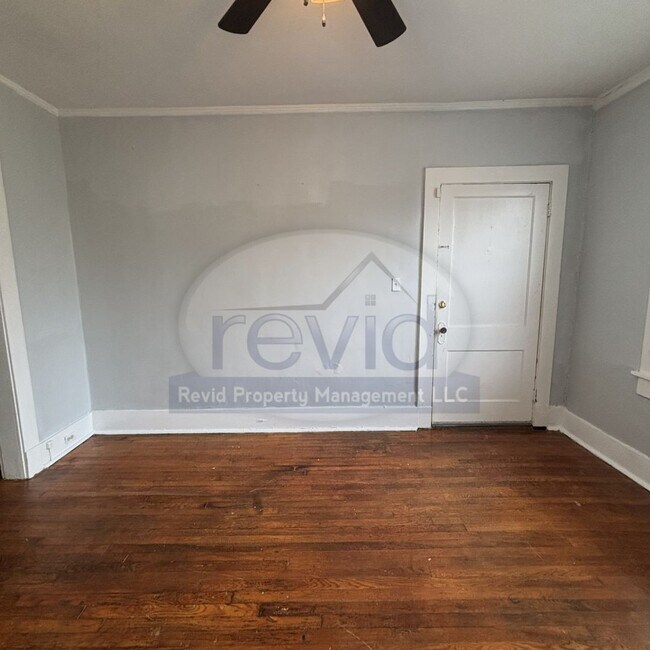 Building Photo - Move In Special! First Month Free!