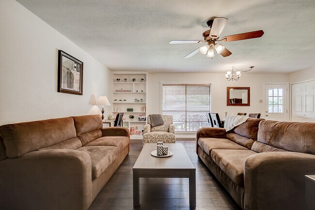 Building Photo - 565 Bell Dr