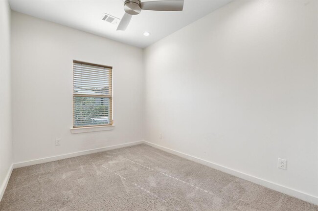 Building Photo - 5710 Elysian St