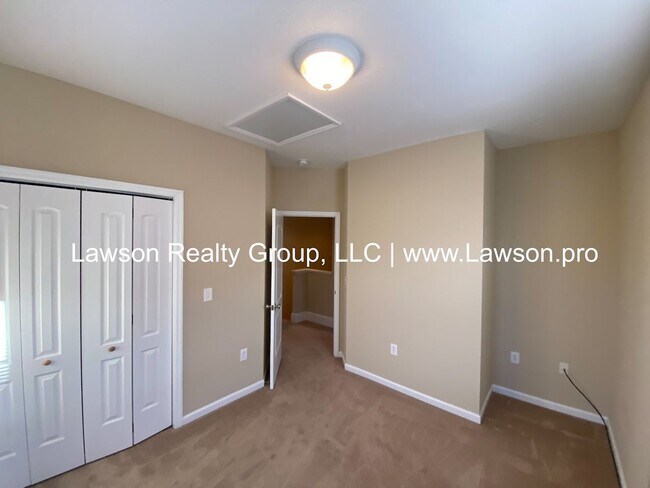 Building Photo - Colonial Green Row Home with Two Car Garage