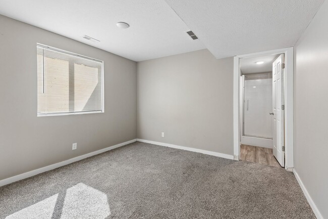 Building Photo - 4-Bedroom Townhome Near Village Pointe!!