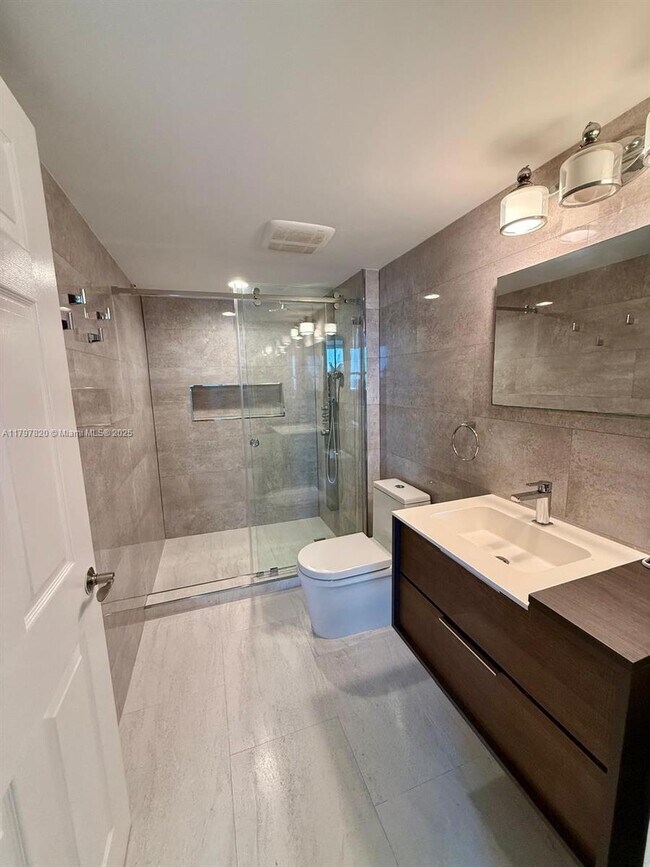 Building Photo - 1155 Brickell Bay Dr