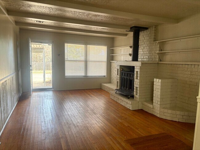 Building Photo - Three bedroom home in NW OKC