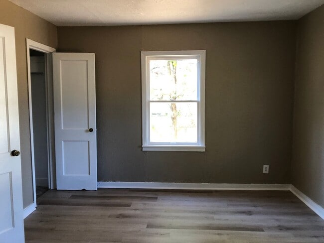 Building Photo - Nice 2 bedroom/1.5 bathroom house with fully fenced yard!