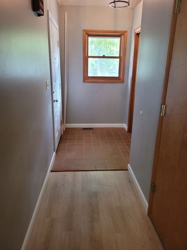 Building Photo - 4 bedroom Townhouse on Bloomington's South Side; Located in The Woodlands!