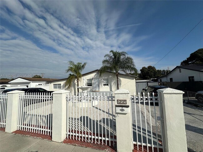 Building Photo - 659 E 19th St