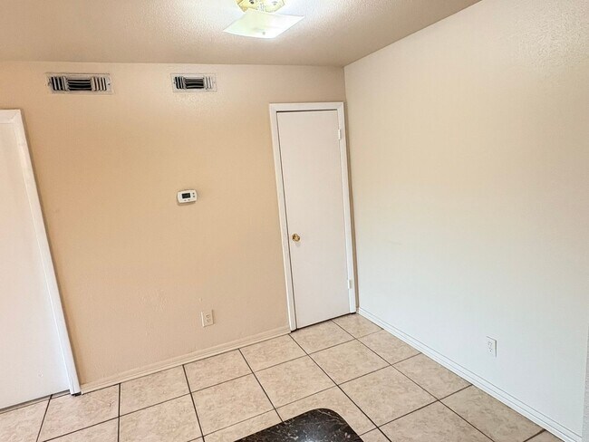 Building Photo - 2937 Winkler Ave