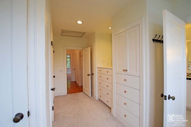 Building Photo - Timeless 4 Bedroom in West Montclair