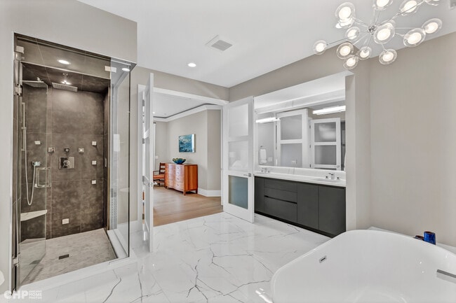 Steam shower with lots of jets! - 1157 W Erie St