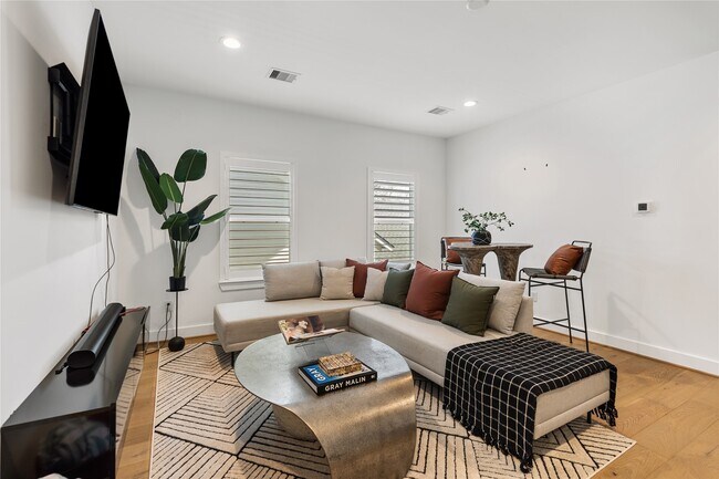 Building Photo - 802 Aurora St