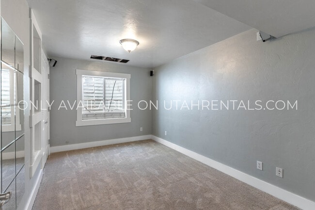 Building Photo - 1595 S 50 W