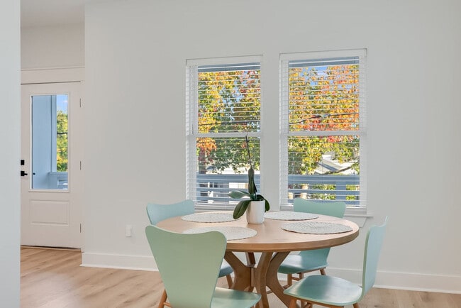 Building Photo - 223 E Lakeshore Dr